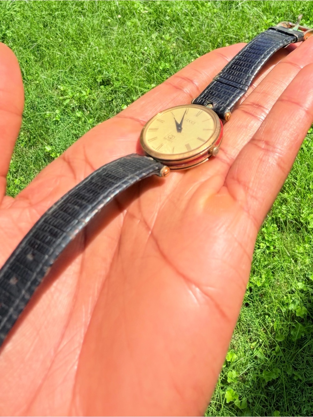 Classic Men's Gucci Quartz Gold-Tone Dress Watch with Black Leather Strap